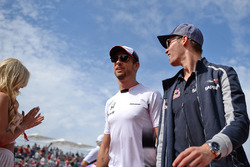 (Зліва направо): Дженсон Баттон, McLaren та Данііл Квят, Scuderia Toro Rosso на параді пілотів
