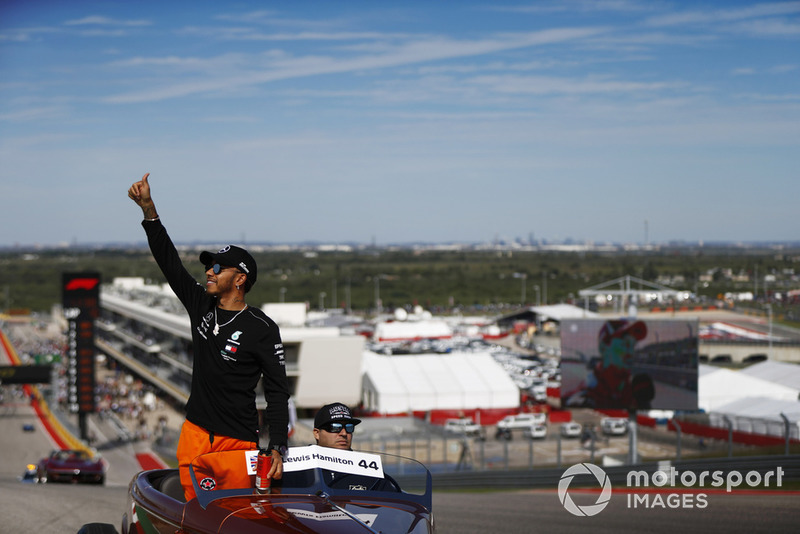 Lewis Hamilton, Mercedes AMG F1, saluta il pubblico