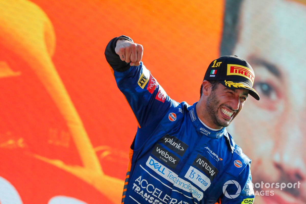 Daniel Ricciardo, McLaren, celebra su victoria en el podio de Monza.
