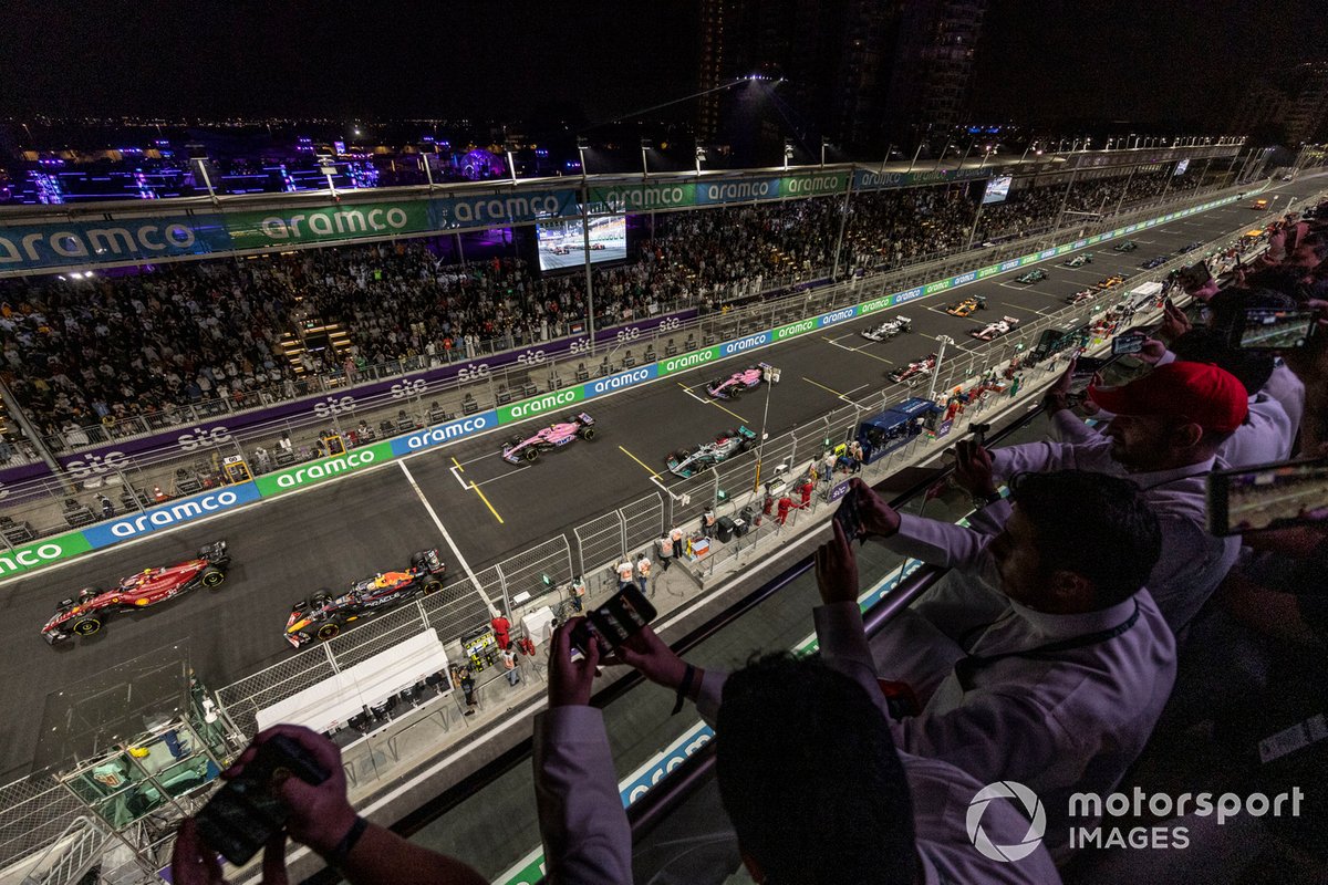 Des fans regardent la course depuis une zone VIP