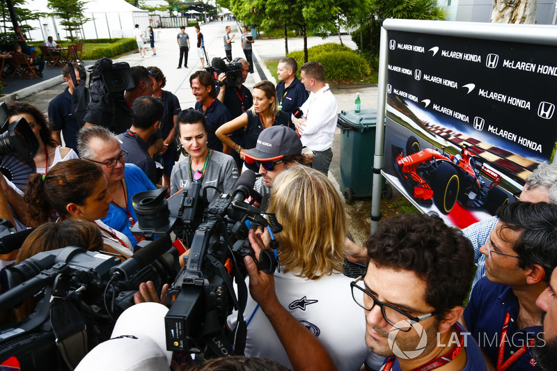 Fernando Alonso, McLaren talking to the press