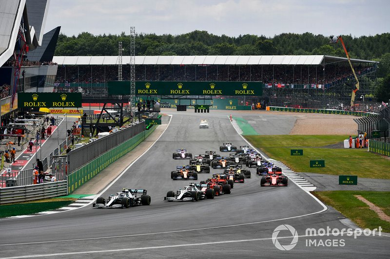 Valtteri Bottas, Mercedes AMG W10 devant Lewis Hamilton, Mercedes AMG F1 W10 et Charles Leclerc, Ferrari SF90 au début de la course