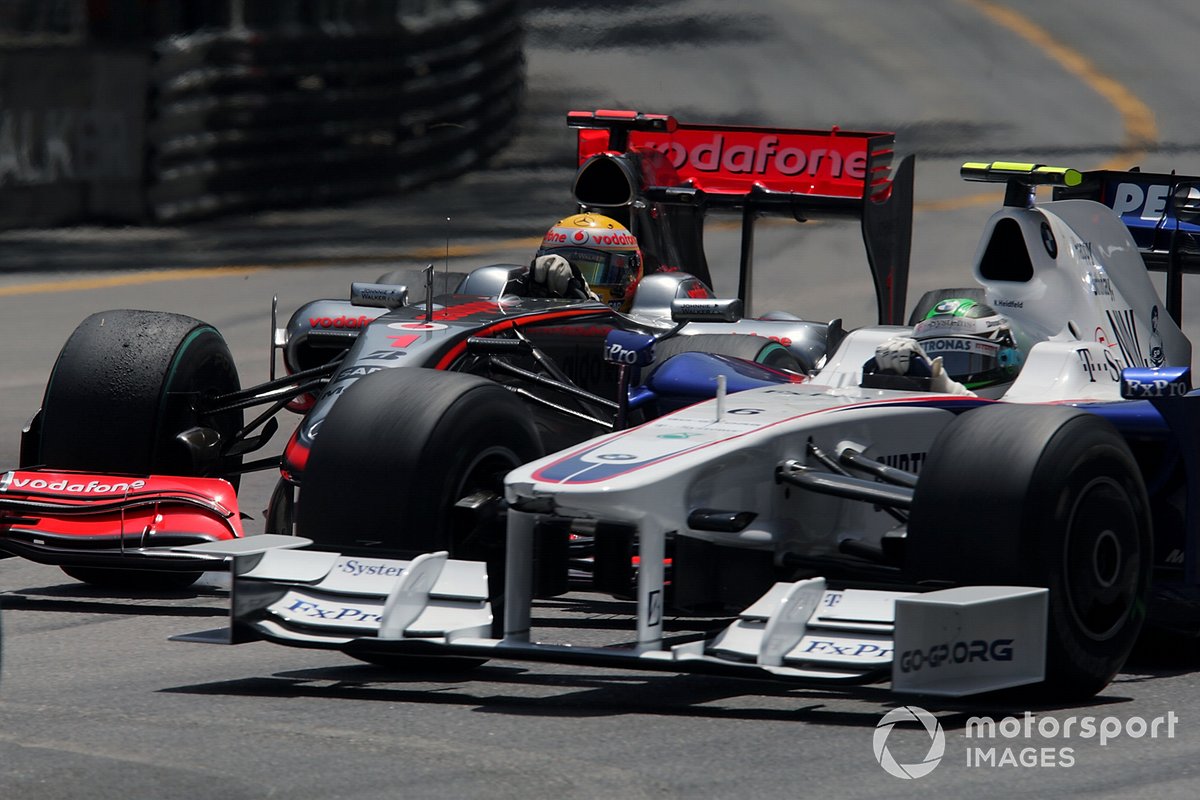 Lewis Hamilton, McLaren MP4/24 se bat avec Nick Heidfeld, BMW Sauber F1.09