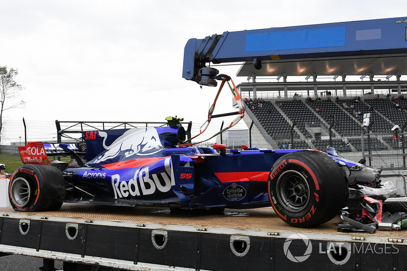 The crashed car of Carlos Sainz Jr., Scuderia Toro Rosso STR12 is recovered after FP1