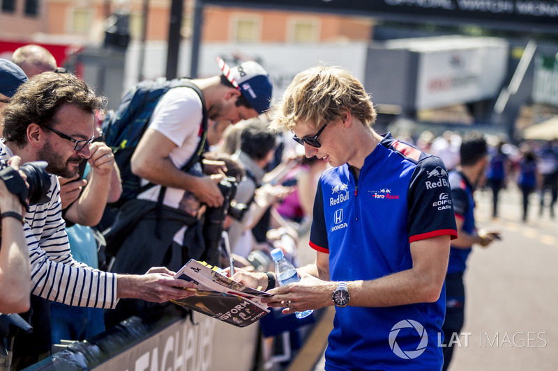 Brendon Hartley, Scuderia Toro Rosso, firma autografi ai tifosi