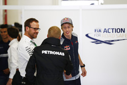 Brendon Hartley, Scuderia Toro Rosso, Valtteri Bottas, Mercedes AMG F1