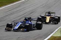 Pascal Wehrlein, Sauber C36-Ferrari, Jolyon Palmer, Renault Sport F1 Team RS17