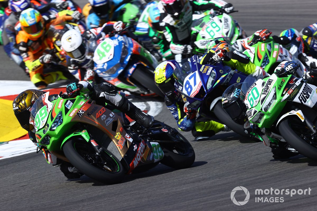 Adrian Huertas, MTM Kawasaki, memimpin rombongan pembalap saat masuk sebuah tikungan pada Race 2 WSSP300 Portugal 2021.
