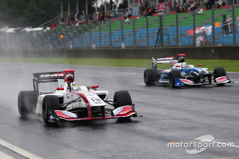 関口雄飛(ITOCHU ENEX TEAM IMPUL)と小林可夢偉(carrozzeria Team KCMG)