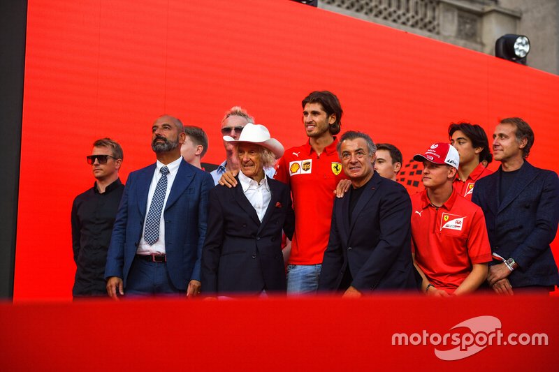 В 2019-м Ferrari собрала в честь юбилея своих бывших пилотов. Лука Бадоер – крайний справа