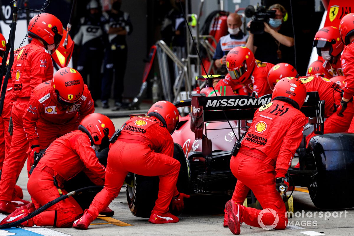 Carlos Sainz Jr., Ferrari SF21, en una parada de pits.