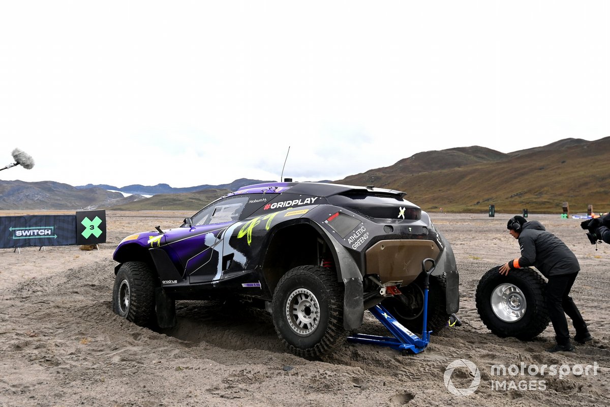 Tyre change at Cristina Gutierrez, Sebastien Loeb, X44