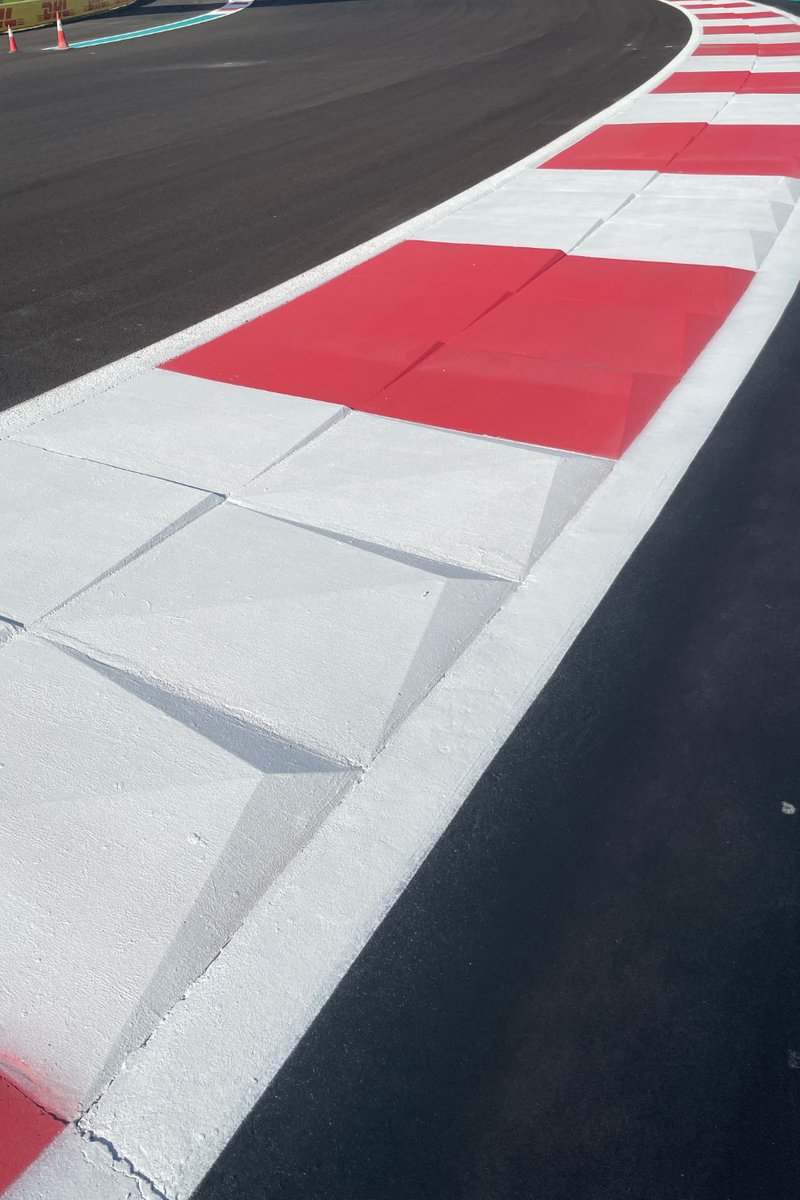Dettaglio dei cordoli del circuito di Yas Marina in approccio di curva 12