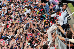 Переможець Льюіс Хемілтон, Mercedes AMG F1 святкує з фанатами