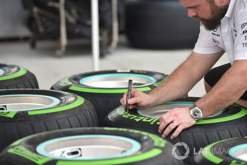 Mercedes AMG F1 mekanikeri ve Pirelli lastikleri