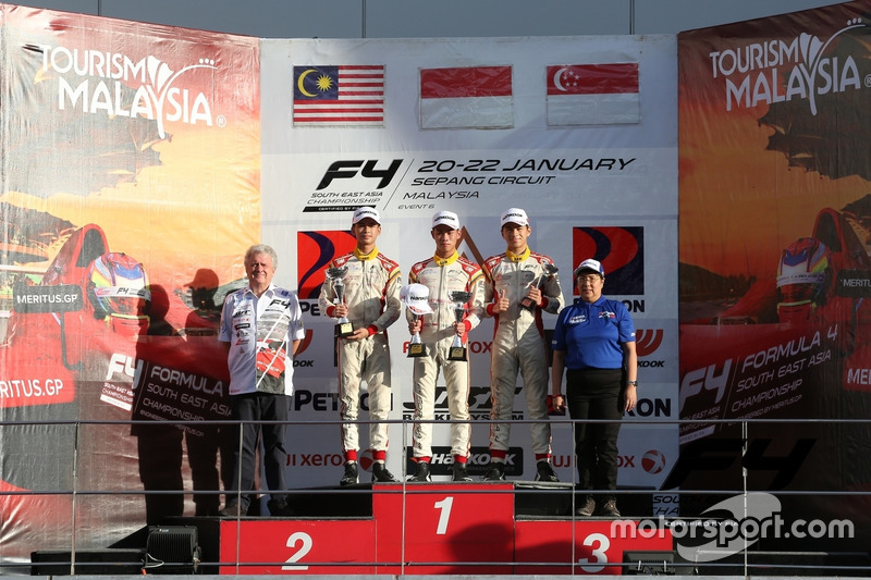 Podium Race 5: Pemenang balapan, Presley Martono (INA); runner-up, Isyraf Danish (MAS); peringkat ketiga, Danial Frost (SIN)