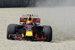 Max Verstappen, Red Bull Racing RB13 spin atıyor