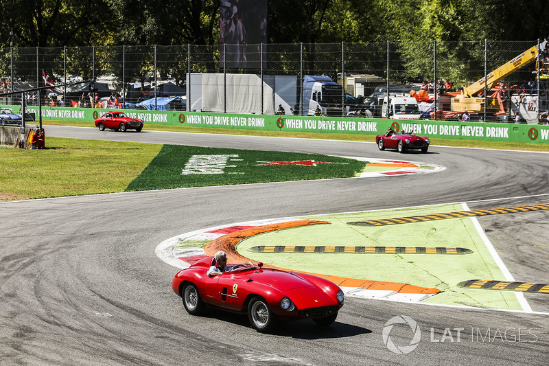 Classic Ferraris in the parade