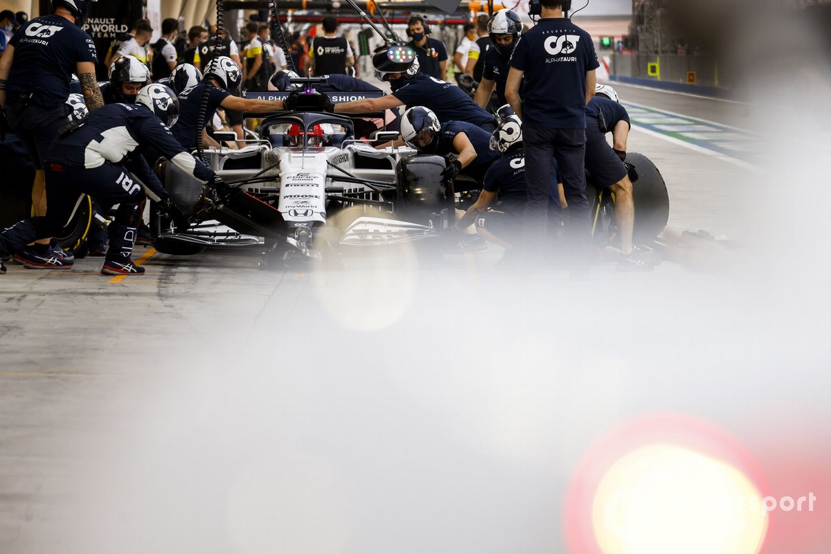Daniil Kvyat, AlphaTauri AT01, saat berada di pit