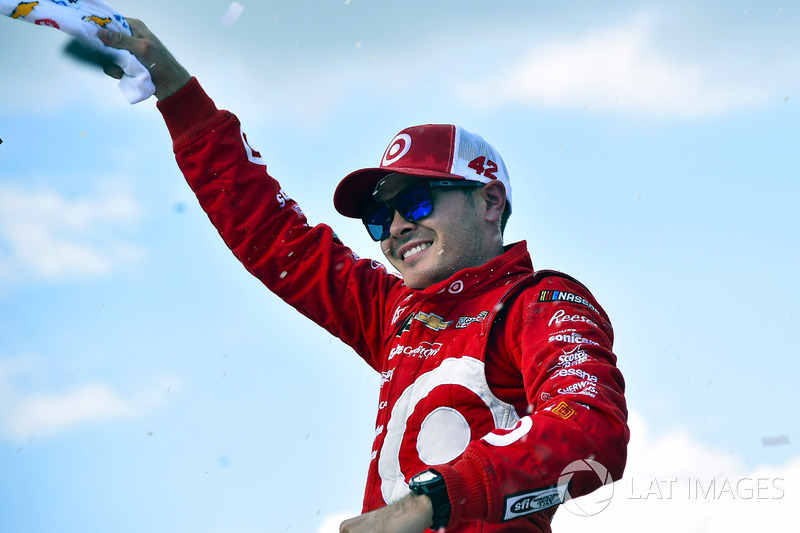 O domingo ainda teve a vitória de Kyle Larson, que venceu em Michigan pela terceira vez seguida.