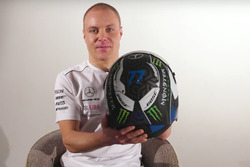 Валттері Боттас, Mercedes AMG F1, презентує новий шолом