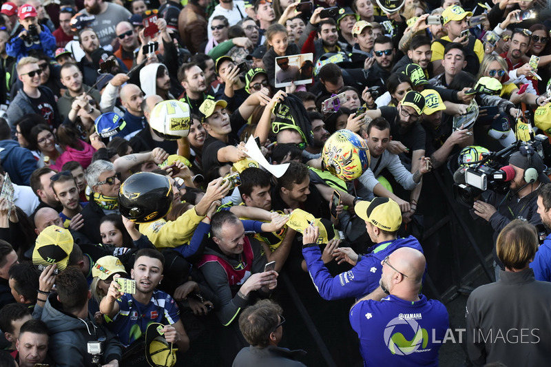Valentino Rossi, Yamaha Factory Racing avec des fans