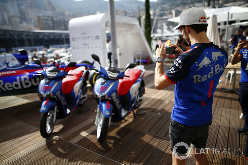 Pierre Gasly, Toro Rosso, toma una foto de las motocicletas Honda