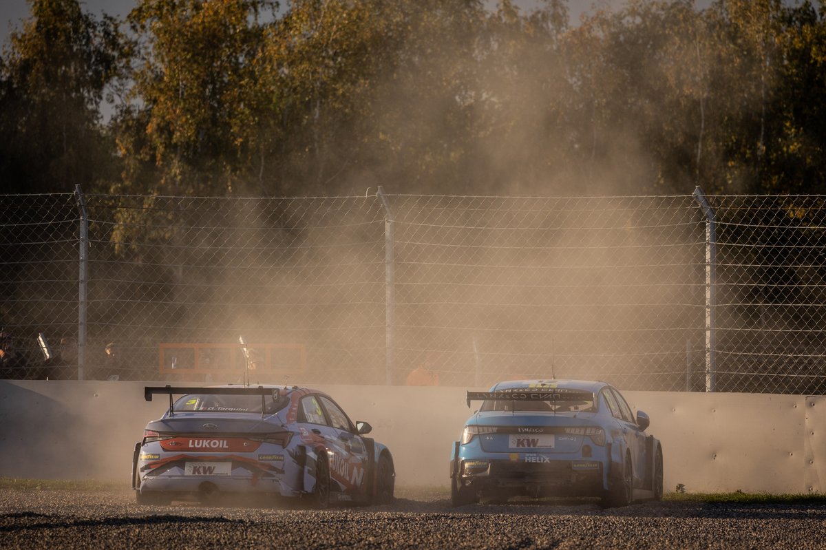Crash, Gabriele Tarquini, BRC Hyundai N LUKOIL Squadra Corse Hyundai Elantra N TCR, Santiago Urrutia, Cyan Performance Lynk & Co Lynk & Co 03 TCR