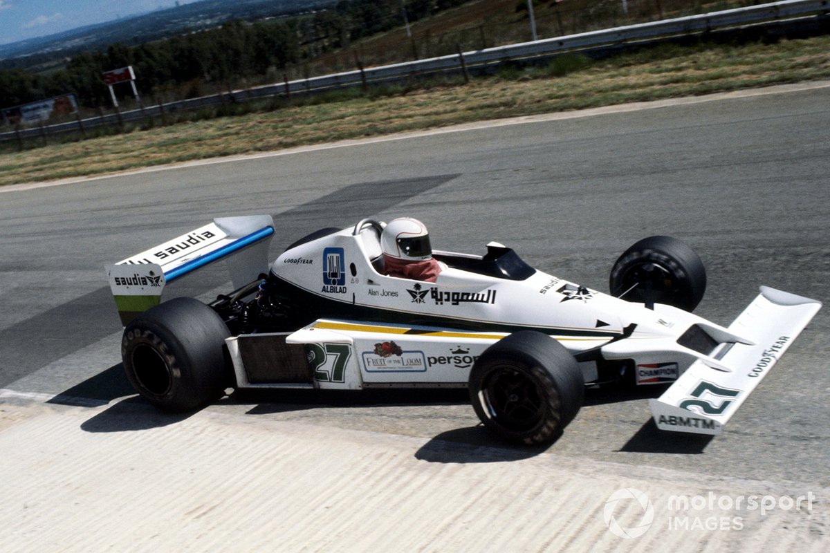 Alan Jones au volant de la Williams FW06.