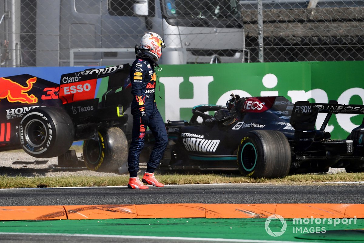 Max Verstappen, Red Bull Racing, mira a Lewis Hamilton, Mercedes W12, después de chocar.
