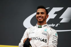 Il vincitore della gara Lewis Hamilton, Mercedes AMG F1 festeggia sul podio