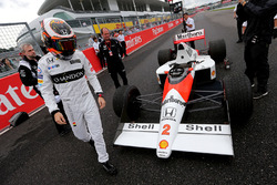 Stoffel Vandoorne bestuurt de McLaren MP4/5 van Alain Prost uit 1989