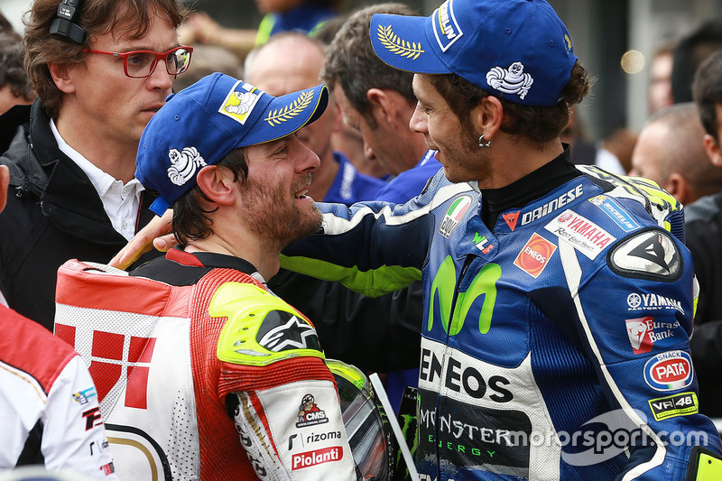 Il secondo classificato Valentino Rossi, Yamaha Factory Racing con il vincitore della gara Cal Crutchlow, Team LCR Honda