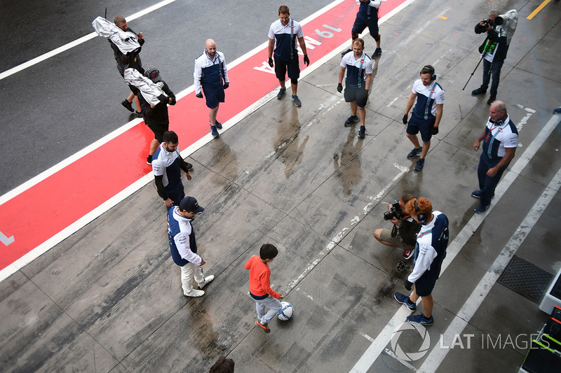 Felipe Massa, Williams and the Williams mechanics play football in pit lane