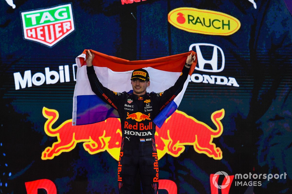 Podio: ganador y campeón del mundo Max Verstappen, Red Bull Racing