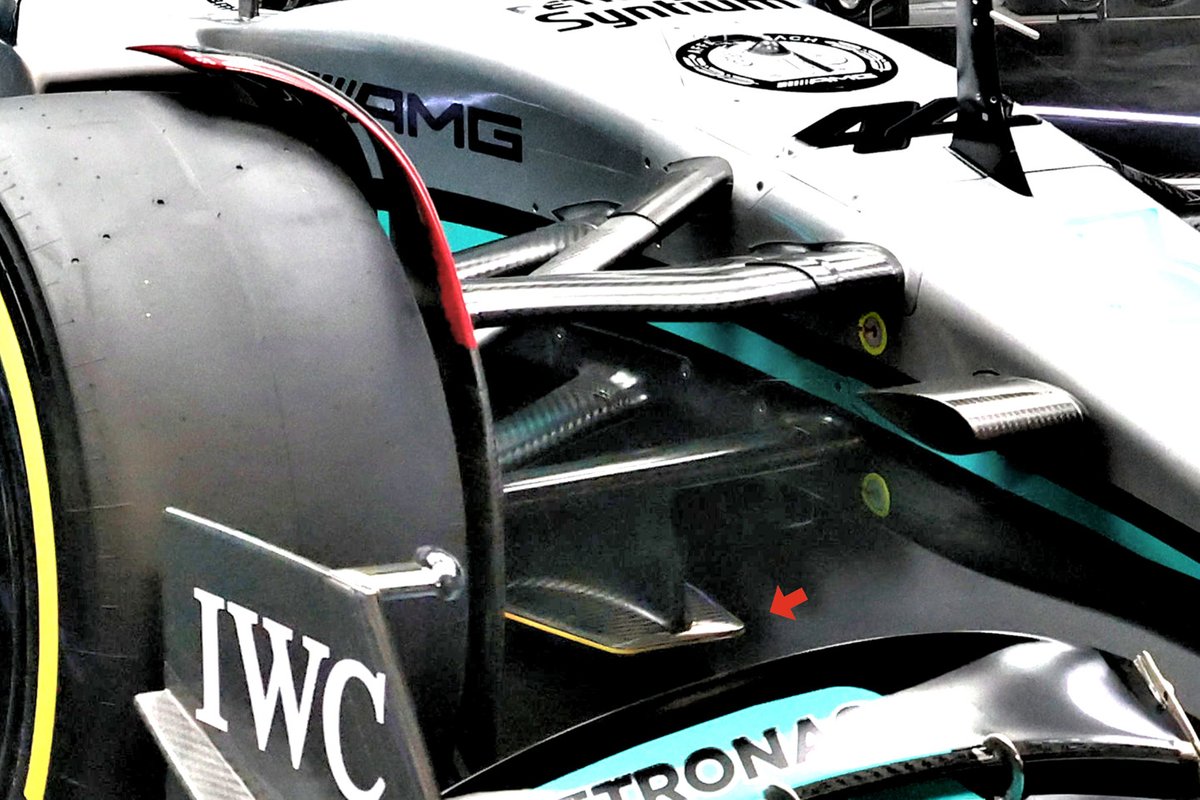 Detalle de la suspensión delantera push-rod del Mercedes W13