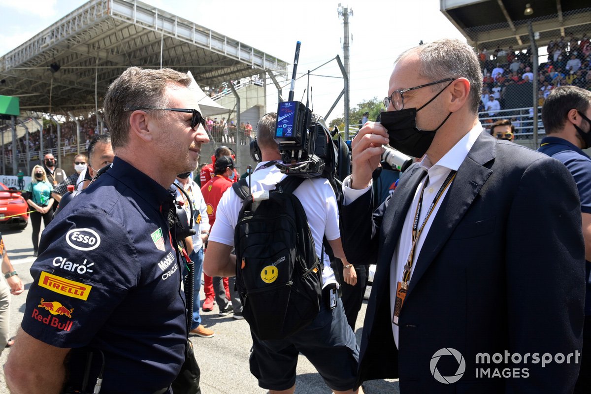 Christian Horner, jefe de Red Bull, y Stefano Domenicali, CEO de la Fórmula 1.