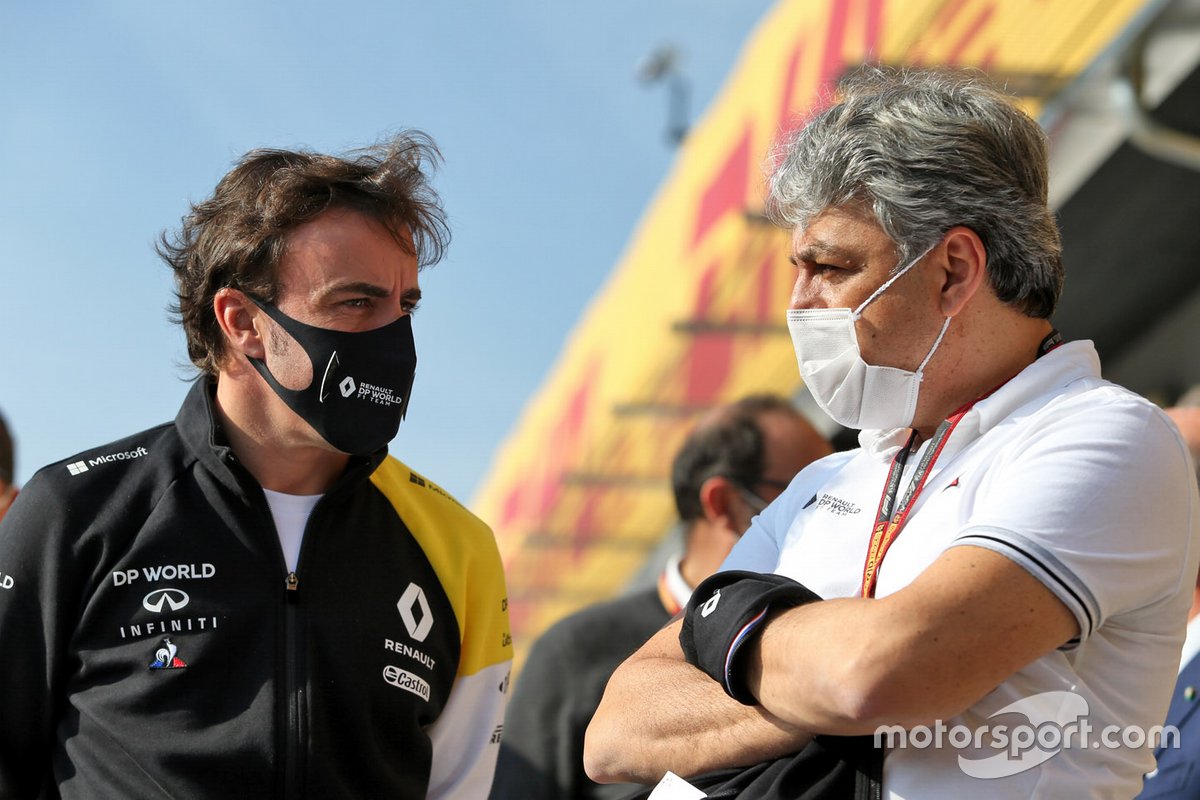 Pembalap Alpine F1 Team. Fernando Alonso (kiri), berbicara dengan CEO Groupe Renault Luca de Meo. Alonso takkan menjadi pembalap utama di Alpine meskipun menyandang status juara dunia 2005 dan 2006.