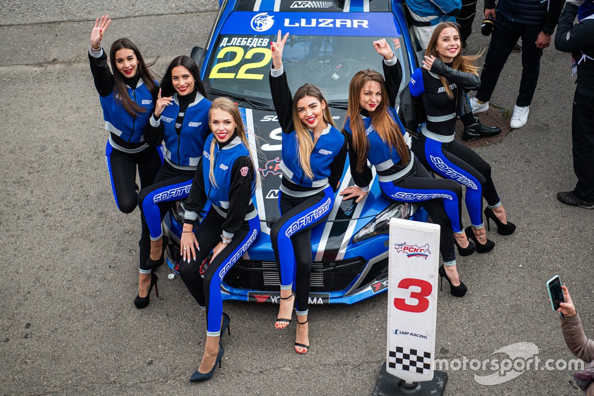 Sofit Racing Team известна не только победами на трассе, но и своими грид-герлз, ежегодно украшающими нижегородский этап турнира