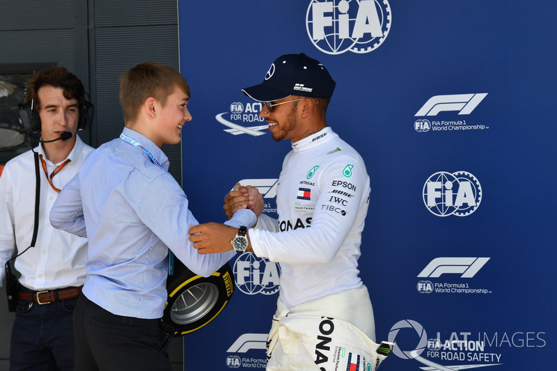Lewis Hamilton, Mercedes-AMG F1 receives the Pirelli Pole Position Award from Billy Monger