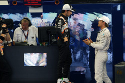 (Da Sx a Dx): Sergio Perez, Sahara Force India F1 con Nico Rosberg, Mercedes AMG F1 nel parco chiuso