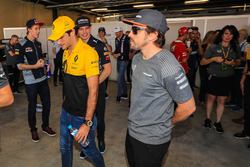 Fernando Alonso, McLaren and Carlos Sainz Jr., Scuderia Toro Rosso on the drivers parade