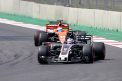 Romain Grosjean, Haas F1 Team VF-17, Fernando Alonso, McLaren MCL32