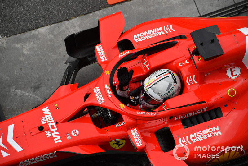 Sebastian Vettel, Ferrari SF71H, melambaikan tangan di jembatan timbang pada Q2 GP Brasil.
