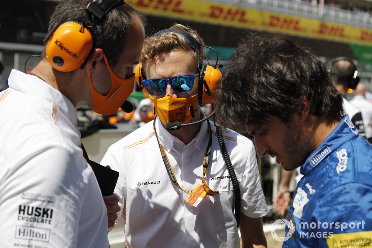 Carlos Sainz Jr., McLaren, on the grid with his engineers