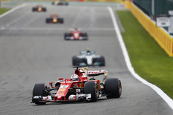 Sebastian Vettel, Ferrari SF70H, Valtteri Bottas, Mercedes AMG F1 W08
