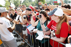 Lewis Hamilton, Mercedes AMG F1, met fans