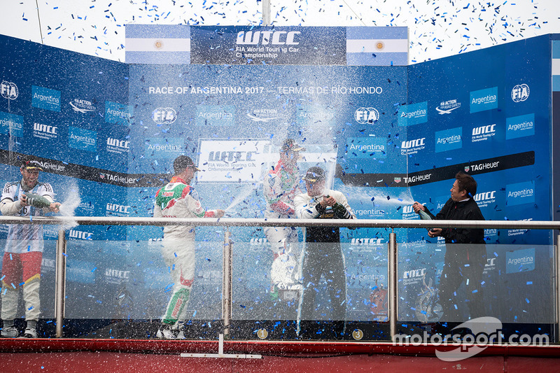 Dobogó: a győztes Norbert Michelisz, Honda Racing Team JAS, második Tiago Monteiro, Honda Racing Team JAS, és a harmadik Thed Björk, Polestar Cyan Racing