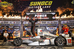 Winner Will Power, Team Penske Team Penske Chevrolet celebrates in Victory Lane