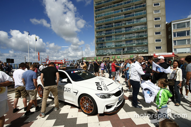 BMW safety car maakt de boulevard van Zandvoort onveilig